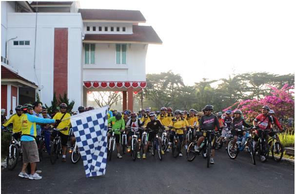 Sepeda Santai dan Tanam Pohon