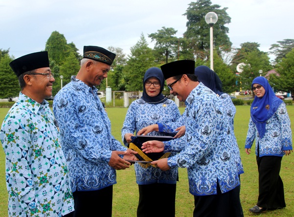 Upacara Hardiknas Hikmat, 82 Dosen dan Tendik Terima Satyalancana