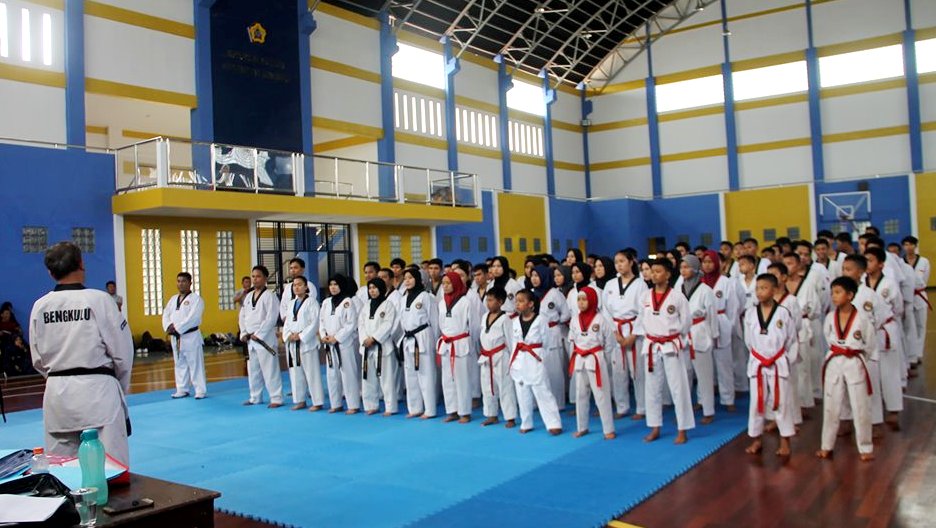 UKM Taekwondo Gelar Coaching Clinik dan UKT Sabuk Hitam