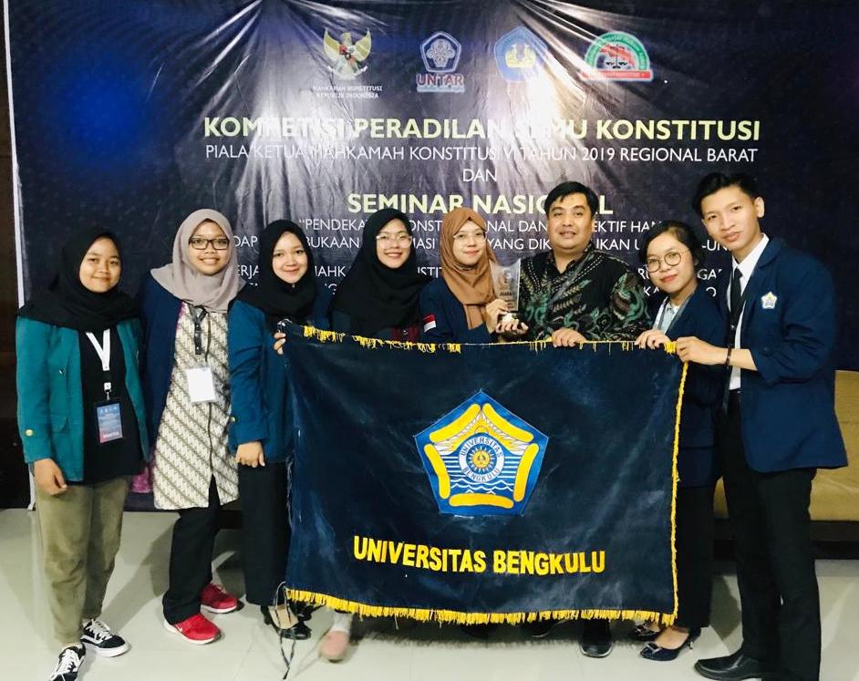 FH UNIB Juara I Kompetisi Peradilan Semu Konstitusi Regional Barat 2019