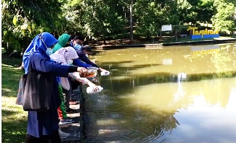 Festival Eco Enzyme UI GreenMetric, UNIB Gelontorkan “Ecozyme” ke Danau Kampus