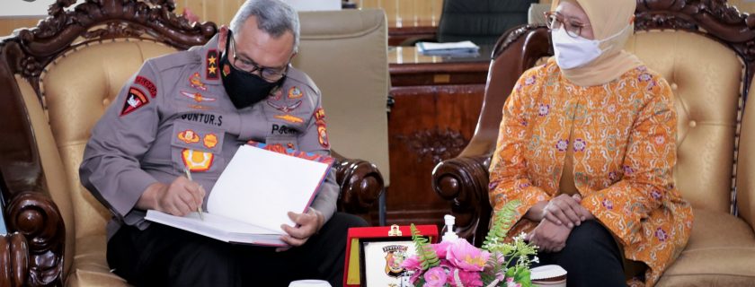 Silaturahmi dengan Rektor Universitas Bengkulu yang Baru, Kapolda Kembali Donasikan Buku Karyanya