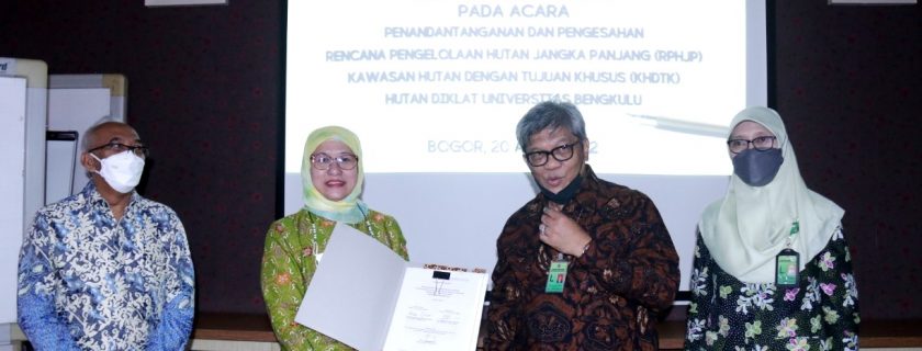 Rektor Teken Dokumen RPJP KHDTK Kawasan HL Bukit Daun