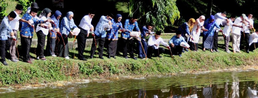 Hari Lingkungan Hidup, UNIB Gelontorkan Eco Enzyme ke Danau Kampus