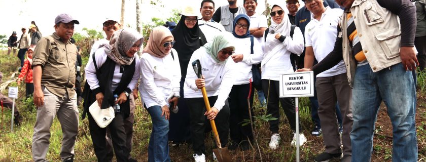 Akhir Tahun Diwarnai Aksi Tanam Pohon Bersama di Tahura Rajolelo