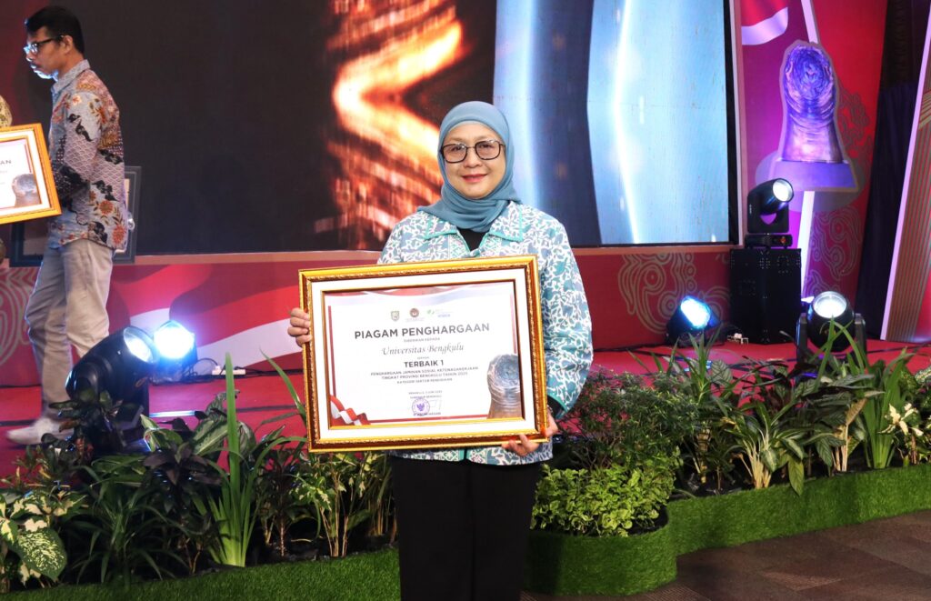Unib Terima Piagam Penghargaan Terbaik I Paritrana Award 2024