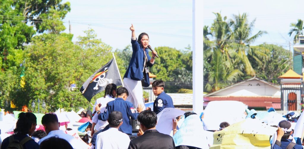 Penutupan PKKMB 2025 Diwarnai Simulasi Aksi Demonstrasi Ribuan Mahasiswa di Rektorat Unib