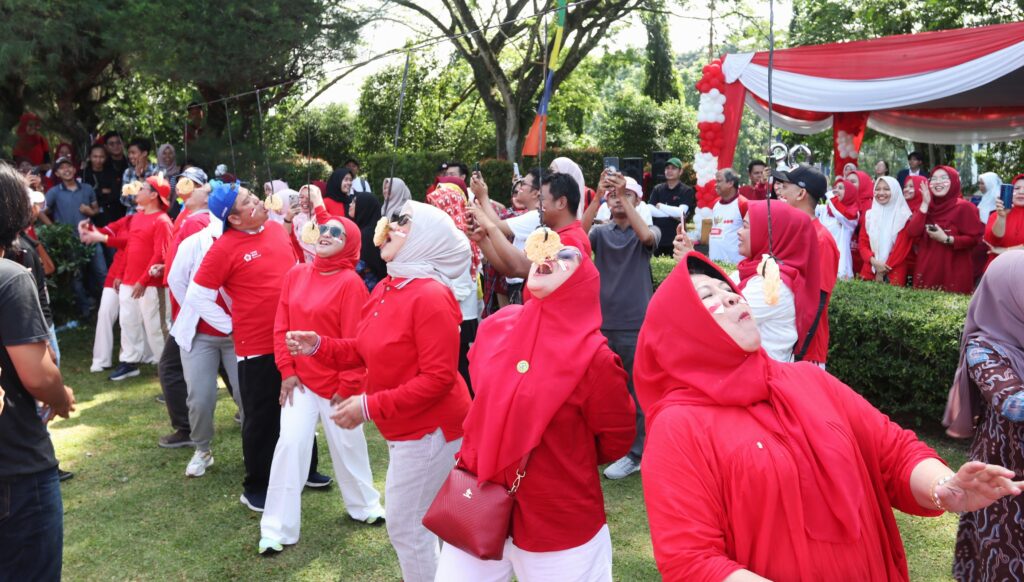 HUT ke-80 RI: Rektor, Dosen dan Mahasiswa Kompak dalam Lomba Permainan Rakyat