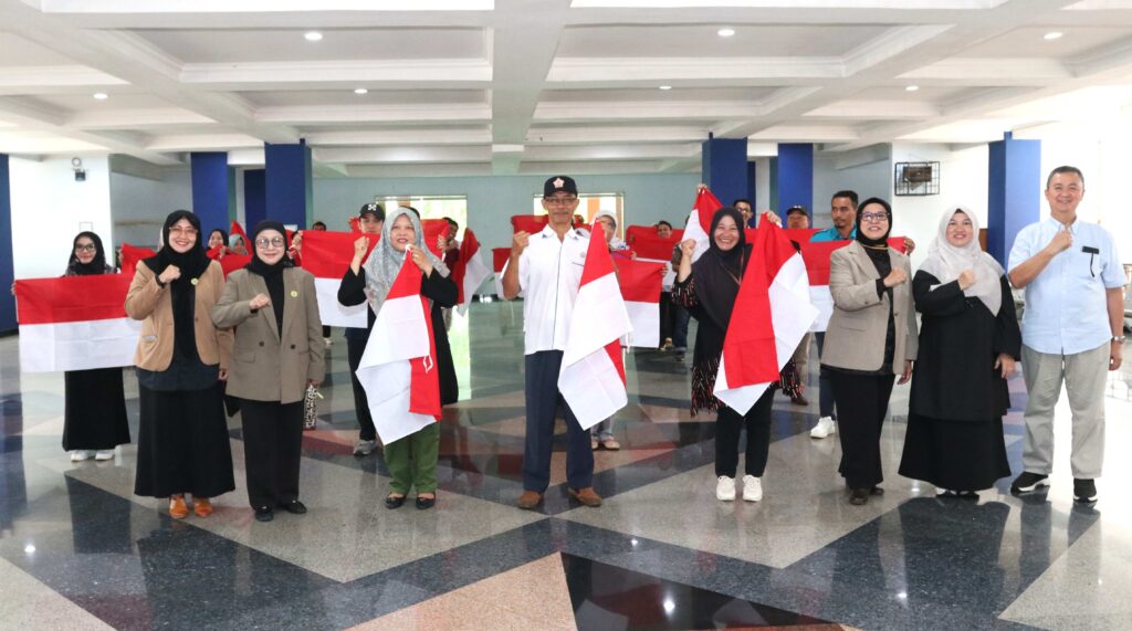 Sambut HUT RI ke-80, Rektor Unib Bagikan Bendera Merah Putih kepada Pegawai Non-PNS