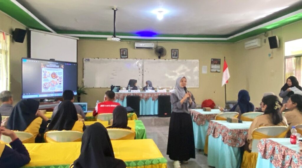 Dosen Unib Latih Siswa SMA Olah Limbah Organik Jadi Briket Ramah Lingkungan